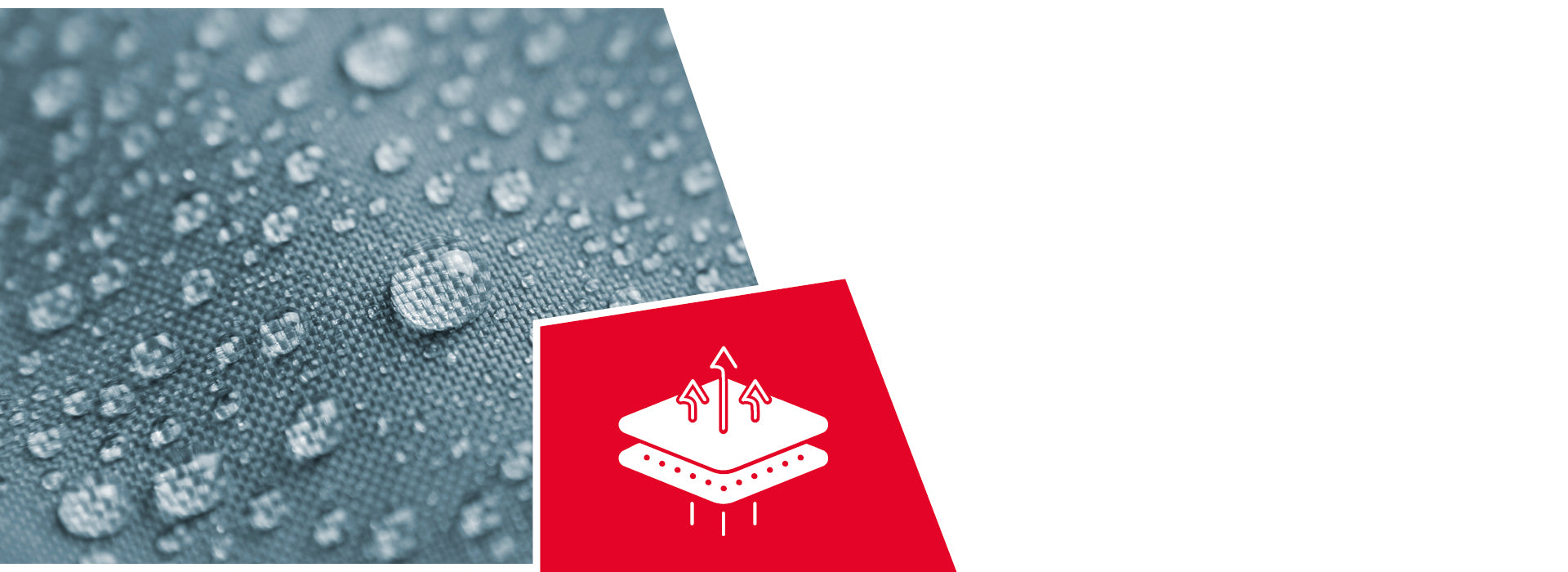 Une photographie macro en gros plan de gouttelettes d'eau perlant sur une surface texturée en tissu gris, démontrant les propriétés hydrofuges du tissu. Dans le coin inférieur droit se trouve une icône carrée rouge comportant un schéma blanc qui illustre la technologie d'évacuation de l'humidité : des flèches pointant vers le haut à partir d'une structure en couches avec des points en dessous représentant les gouttelettes d'eau repoussées ou absorbées.
