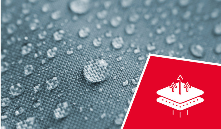 Une photographie macro en gros plan de gouttelettes d'eau perlant sur une surface texturée en tissu gris, démontrant les propriétés hydrofuges du tissu. Dans le coin inférieur droit se trouve une icône carrée rouge comportant un schéma blanc qui illustre la technologie d'évacuation de l'humidité : des flèches pointant vers le haut à partir d'une structure en couches avec des points en dessous représentant les gouttelettes d'eau repoussées ou absorbées.