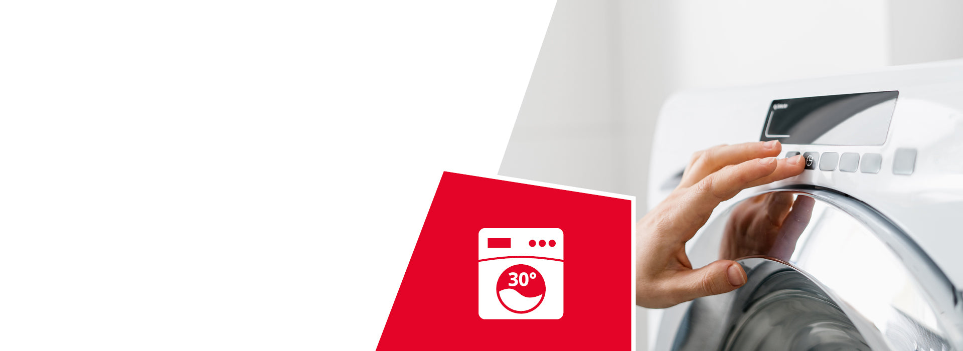 Une main réglant le bouton de commande d'une machine à laver blanche. Une icône rouge représente le symbole d'une machine à laver avec la mention « 30° », indiquant que le lavage en machine est possible à 30 °C.