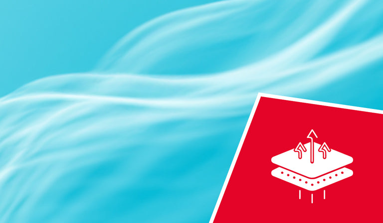 Ciel bleu vif avec quelques nuages blancs épars. Une icône rouge représente un diagramme illustrant l'évacuation de l'humidité à l'aide de flèches et de gouttelettes d'eau, indiquant la technologie de tissu respirant.