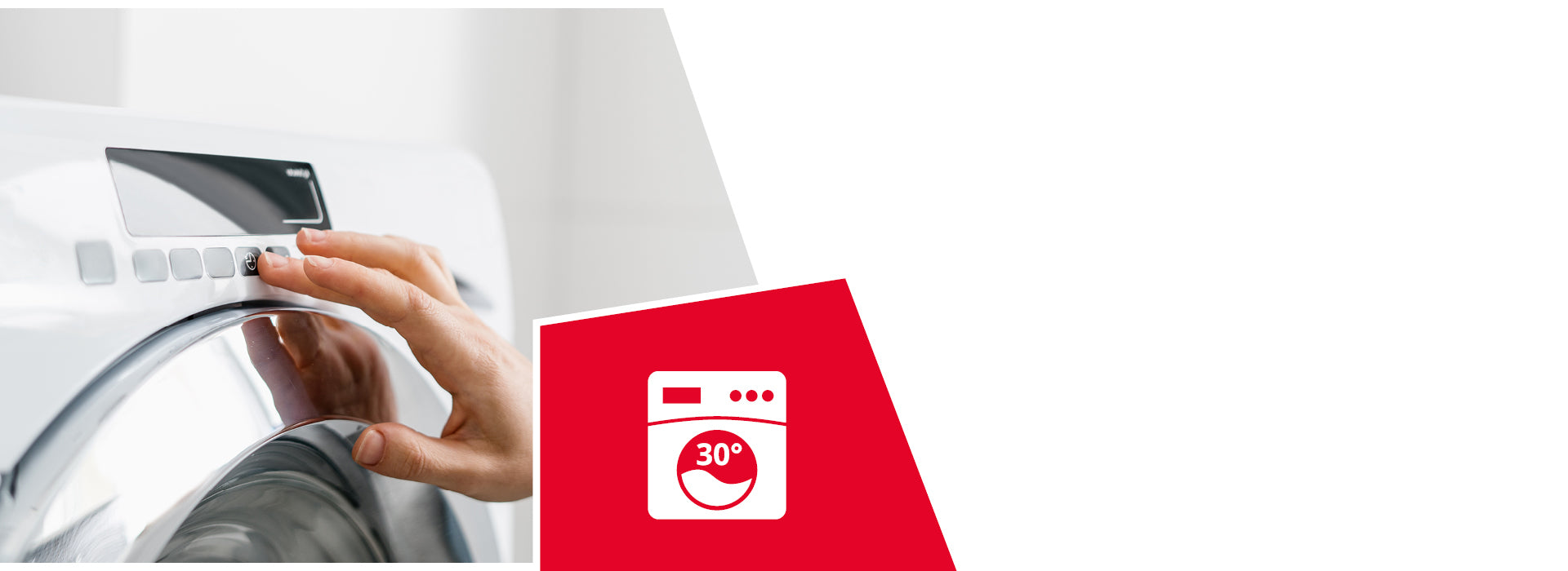 Une main réglant le bouton de commande d'une machine à laver blanche. Une icône rouge représente le symbole d'une machine à laver avec la mention « 30° », indiquant que le lavage en machine est possible à 30 °C.
