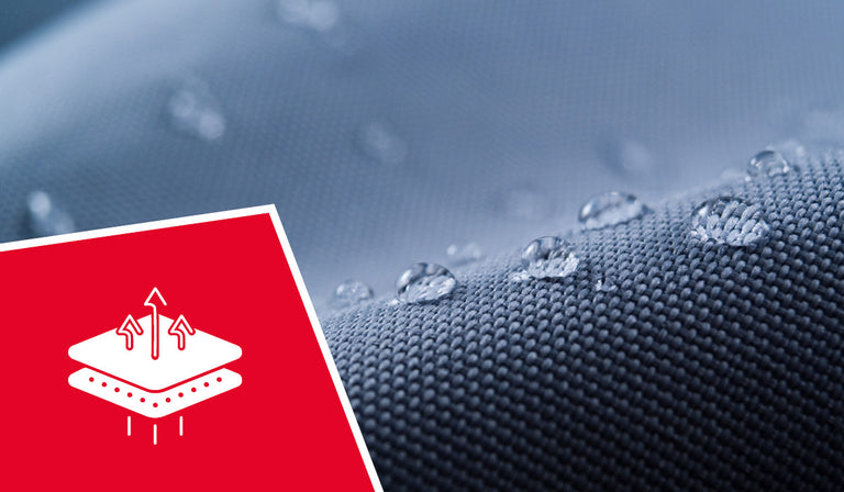 Carte rouge avec icône en tissu respirant blanc représentant des gouttelettes d'eau perlées sur une surface imperméable texturée bleue.