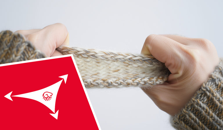 Des mains étirent un tissu en laine beige tricoté, démontrant son élasticité. Une icône rouge affiche des flèches indiquant les propriétés d'étirement et de flexibilité.