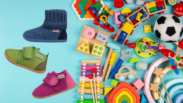 Trois chaussures colorées pour enfants avec fermeture velcro à côté de divers jouets en bois sur fond turquoise