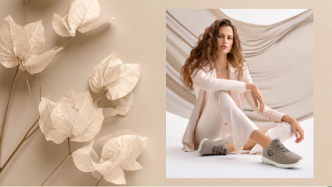 Femme vêtue d'une tenue monochrome beige portant des Merino Runners couleur roseau, à côté d'elles, des feuilles séchées beiges sur fond clair.