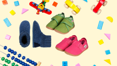 Chaussures pour enfants de différentes couleurs et styles entourées de jouets colorés sur fond beige