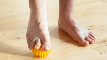 Pieds plats : causes, exercices et chaussures adaptées pour des pieds sains