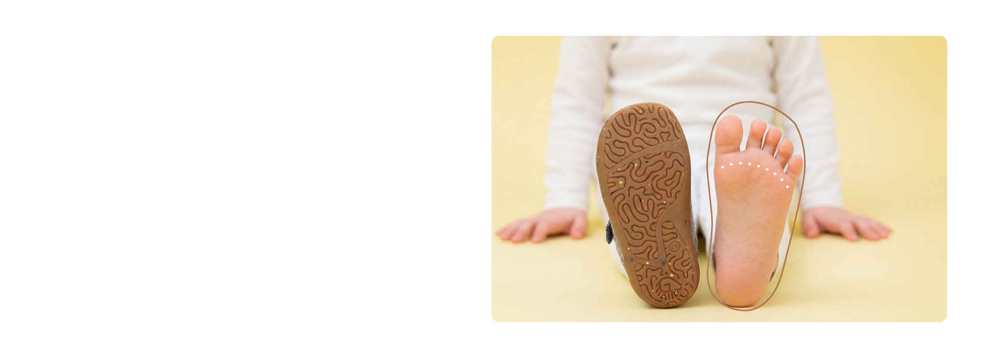 Un enfant tend ses deux pieds : à gauche, la semelle d'une chaussure pour enfant Giesswein dotée d'un profil en caoutchouc naturel texturé ; à droite, le pied nu, souligné d'un contour graphique illustrant l'ajustement parfait au pied.