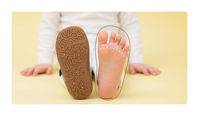 Un enfant tend ses deux pieds : à gauche, la semelle d'une chaussure pour enfant Giesswein dotée d'un profil en caoutchouc naturel texturé ; à droite, le pied nu, souligné d'un contour graphique illustrant l'ajustement parfait au pied.
